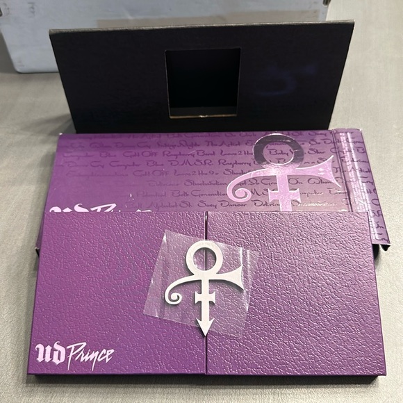 NEW - URBAN DECAY X PRINCE LET’S GO CRAZY EYESHADOW PALETTE
Limited-Edition - Picture 1 of 6